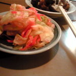 もつ焼き ウッチャン 新宿思い出横丁 - キャベツショウガと煮込み