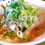 ごっつ - 醤油ラーメン750円　背脂少なめ　麺普通