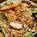 ONE TWO DON - しっとりとした鶏肉の量は多い。