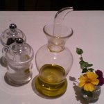 ポルチェリーノ - オリーヴオイル、ソルト＆ペッパーミル、ちっちゃいお花もかわいい♪