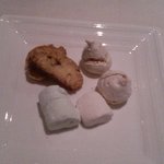 ポルチェリーノ - 食後の小さなお菓子 カントッチョ・ゴマのメレンゲ・マシュマロ2種（ミント＆グレナディン）