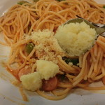 がっつりスパゲッティ 葉ﾟす多家 - 粉チーズを振り振り