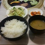 焼肉レストラン 一心亭 - ライス・味噌汁・サラダ・カクテキ