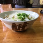野口うどん - この小さな丼がとてもいい
      出汁より麺が盛り上がってるので揚げ物を乗せても溺れない
      これを浅瀬といい海老天やコロッケをサクサクのまま頂ける良い状態ですヽ(・∀・)