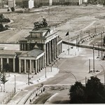 Hotel Adlon Kempinski Berlin - 1964年当時の門(旧東独側にあった)と壁©︎ publican Verlagsgesellschaft mbH
