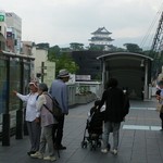 鈴廣かまぼこ 小田原駅前店 - 駅前からの小田原城