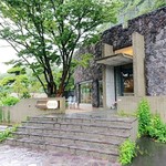 コーヒーハウス 音工房 - 雨にぬれたアプローチ