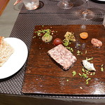 リール - なにわポークとレーズン クルミのパテ ド カンパーニュ　塩レモンのクリームチーズと黄色いビーツのピュレ