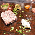 なにわポークとレーズン クルミのパテ ド カンパーニュ　塩レモンのクリームチーズと黄色いビーツのピュレ