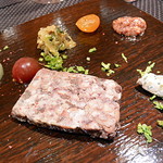 リール - なにわポークとレーズン クルミのパテ ド カンパーニュ　塩レモンのクリームチーズと黄色いビーツのピュレ