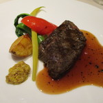 リストランテ アズーリ - おおいた豊後牛モモ肉のグリル、トリュフとマデラ酒のソース♡