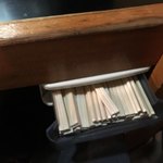 一条流がんこ総本家分家四谷荒木町 - 箸はカウンター下の引きだし