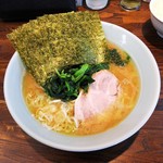 横浜家系 侍 - ラーメン750円麺硬め。海苔増し50円。