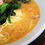 横浜家系 侍 - バランスが良くてコクのあるスープ。
