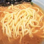 横浜家系 侍 - 酒井の麺はモッチリ。