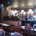 洋食バル 横浜ブギ - カウンターの様子（ピンぼけしてますが）