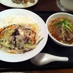 珉珉 - 早割ランチサービスの野菜炒め丼と半ラーメン（500円）