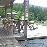 八千穂レイク管理棟 - テラス席もあります。