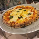 キャナリィ・ロウ - ピザ、マルゲリータです。少し厚過ぎでモッチリしたピザです。(^^;