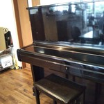 カフェ・アカリ - 時々、演奏会があります。
