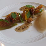 ヴィラ・アイーダ - 緑無花果とフロマージュ･ブランのジェラート　スパイス蜂蜜とレモンバーム、アーモンド