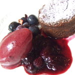 ヴィラ・アイーダ - モワルーショコラとブルーベリーのジェラート　ハイビスカス風味