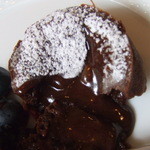 ヴィラ・アイーダ - モワルーショコラを崩したところ　どろ～りと中身が...