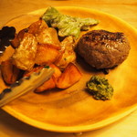 肉と野菜とナチュラルワイン さとう - フライドポテトと半生ハンバーグ 1000円