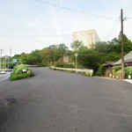 大文字屋　龍田川 - 左に阪奈道路、右が店舗('18.5月中旬)