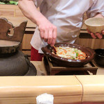 大文字屋　龍田川 - 店主の西尾さん自ら配膳