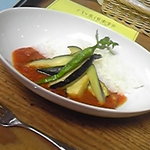 八ヶ岳倶楽部 - 豚肉のトマト煮込みライス　素揚げの夏野菜を添えて１３８０円。