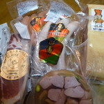 ザ・ババリアン・ペーター・タテシナ - 買ったウインナーとベーコン