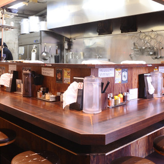 We offer counter seats where you can watch the cooking process up close.