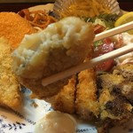 サーロイン - 白味魚フライ。
            
            出来合いですね。スーパマーケットのお惣菜みたいな感じ。
            
            冷たくは無いが熱くもない・・・
            
            美味しく無いこともない・・・
            
            
            