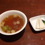 上海食堂 - 日替りワンコインランチ(スープと漬物)
