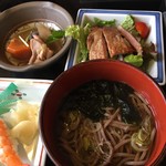 海鮮鮨 義 - 10食限定松花堂弁当の一部