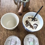 Comer Comer - 和ハーブ茶とアイスコーヒー。手間のは名前不明。甘くて私は苦手。