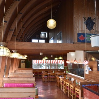 ログハウス風の落ち着く空間で諏訪湖を眺めながらお食事を♪♪