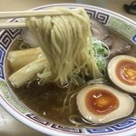 煮干鰮らーめん 圓 八王子本店 - 特製煮干しらーめん ¥980  大盛 ¥100
                                
                                麺リフトアップ