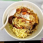 日本一馬鹿豚 - 今回のオーダーは⁉️
            榊 リーダー作
            まぜ岡家‼️
            脂➡️少な目・麺➡️大盛・野菜➡️増し・チャーシュー➡️3️⃣枚・ニンニク➡️増し・味➡️薄目‼️上から撮影‼️