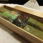 Kakinohazushi Hirasou Nara Meihinkan - 木の蓋を開けました　甘酢生姜も付いています