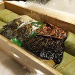 Kakinohazushi Hirasou Nara Meihinkan - 箱内中央で目を引く鯖寿司2種