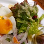 フレンチ&イタリアン ピッコロレガーロ - サラダの半熟卵添え