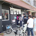 中華蕎麦 瑞山 - 外観。人気店すなぁ。