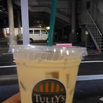 TULLY'S COFFEE - アトレ駐車場でまず一口