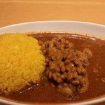 マサラキッチン - チキンカレー。トッピングは、マサラ納豆。