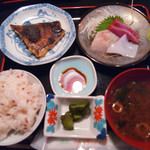 四季彩旬感　みこし - ランチ　\780　　目鯛の西京焼と刺身を選びました