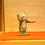 鰻 にしはら - カウンター上のカエルさん