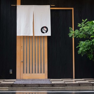 新宿御苑エリアの閑静な街並みの中に「はなれ」がございます。