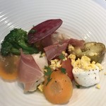 ソロウニコ - 前菜   鶏胸肉のバターソース添え